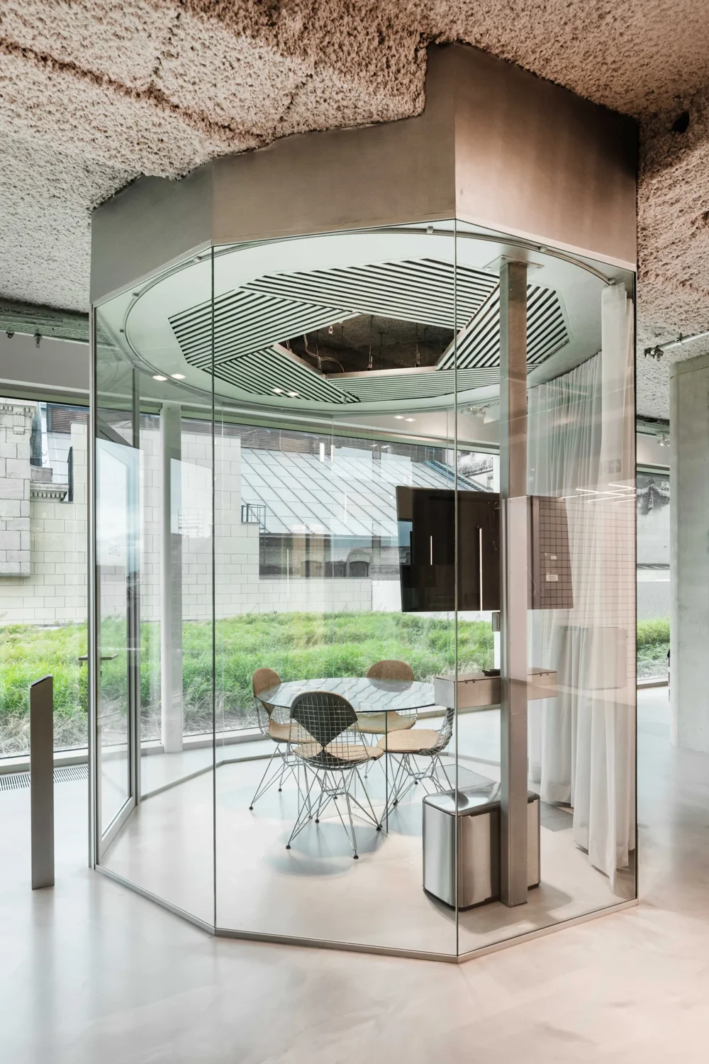 Ronde glazen vergaderruimte bij Silversquare Antwerp Tower