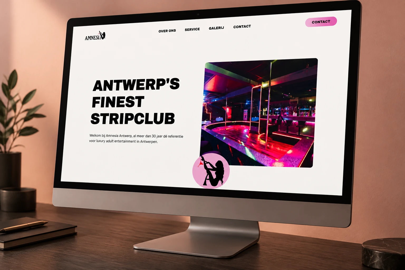 Het websiteontwerp op een desktopmonitor in een mockup.