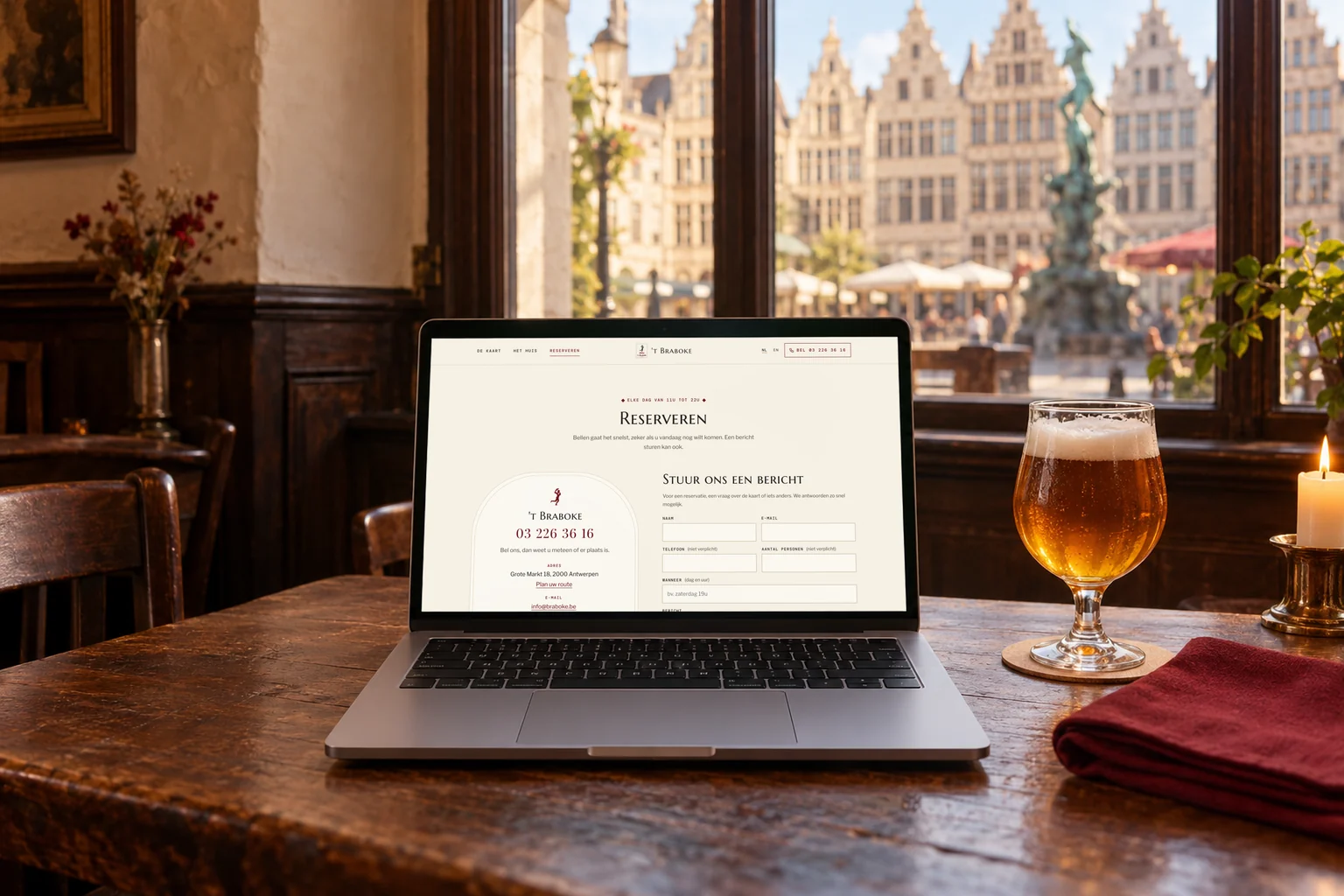 Reserveren met telefoonnummer, uren en formulier op een laptop.