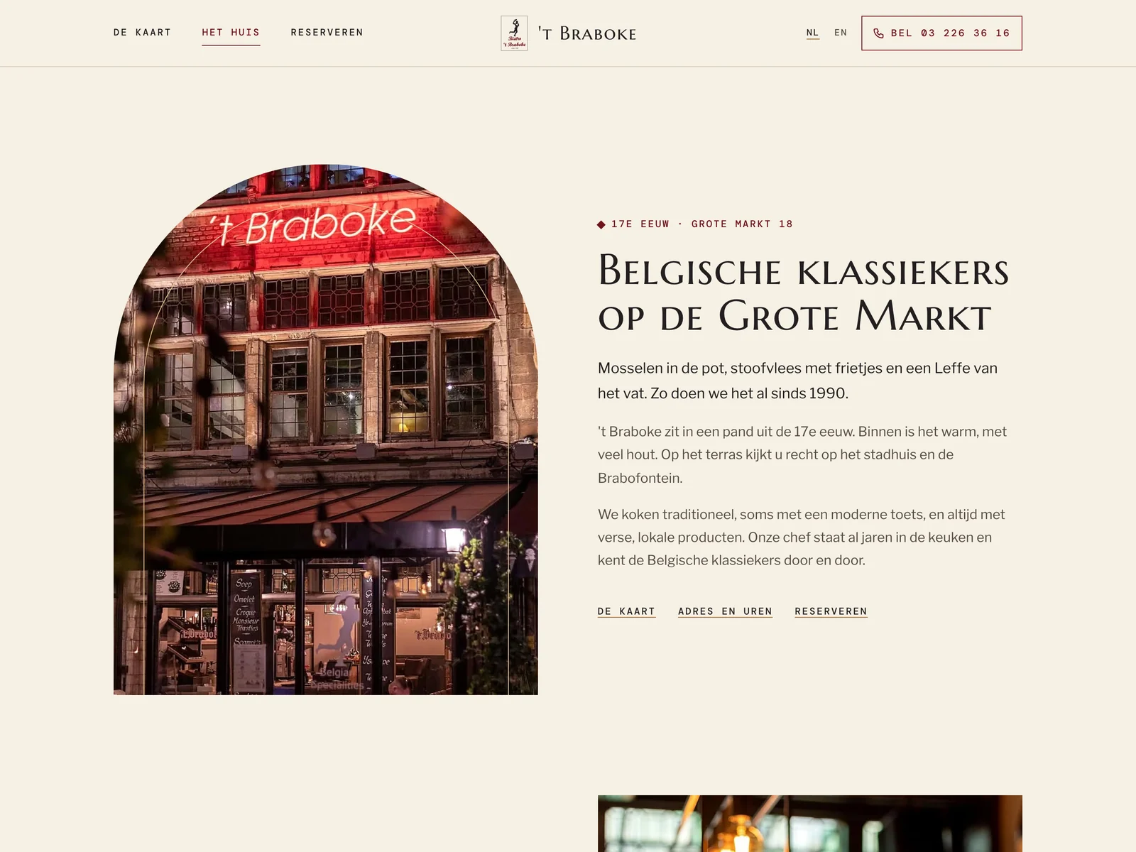 De gevel van 't Braboke 's avonds in een boogvorm, naast de tekst over het huis.