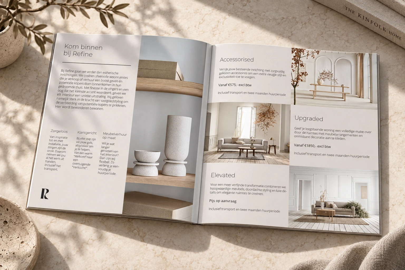De twee binnenpagina’s samen in een open brochure.
