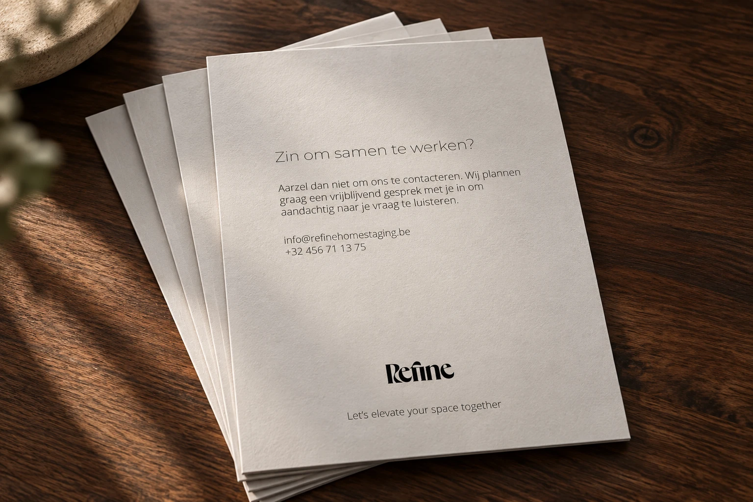 Achterzijde van de brochure op walnoot.