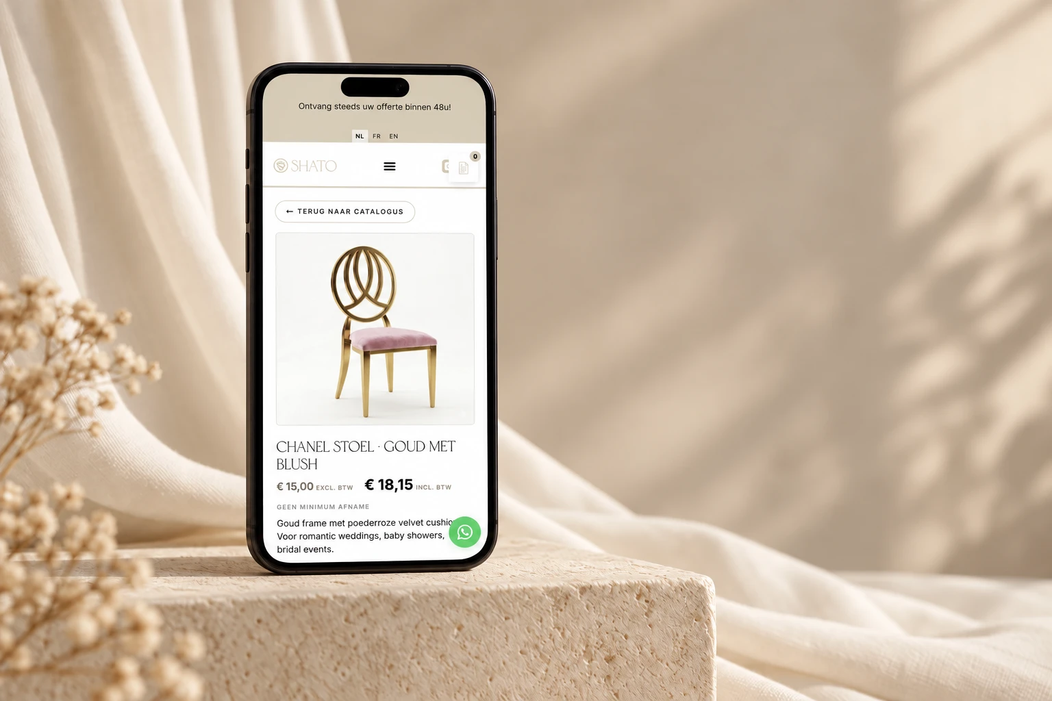 Een product uit de Shato-catalogus op mobiel: de Chanel-stoel met blush kussen.