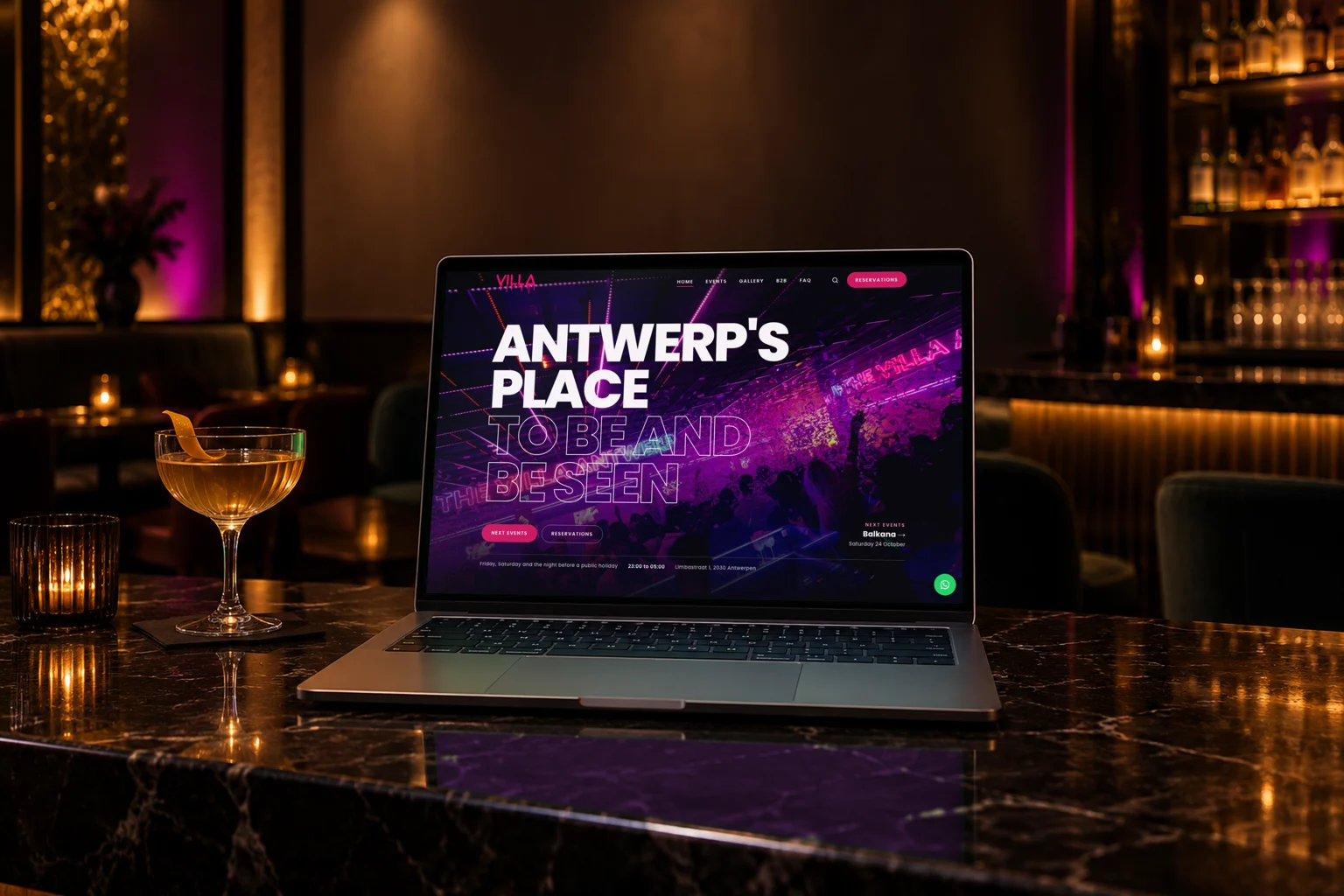 De vernieuwde website van The Villa op een laptop aan de bar