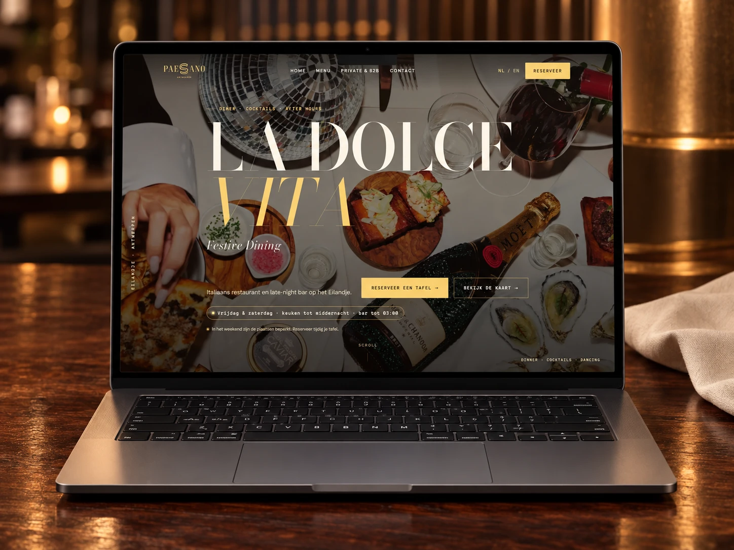 De Paesano-website op een laptop, met de warme restaurantuitstraling als achtergrond